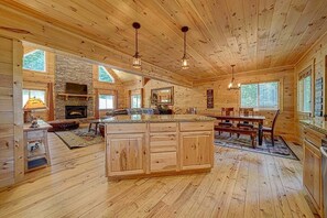 Interior - Deer Valley The Gated Community (Ellijay)