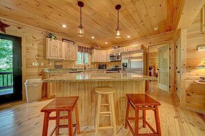 Fridge, microwave, oven, stovetop - Deer Valley The Gated Community (Ellijay)