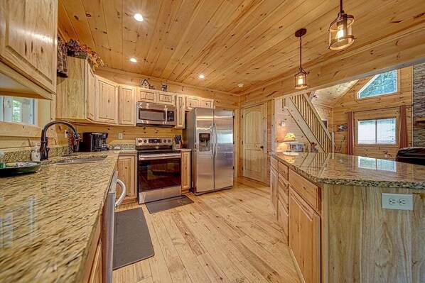 Fridge, microwave, oven, stovetop - Deer Valley The Gated Community (Ellijay)