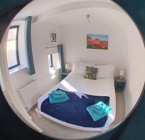 2 quartos, ferros/tábuas de passar roupa, Wi-Fi, roupa de cama