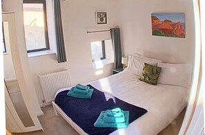 2 bedrooms, iron/ironing board, Internet, bed sheets