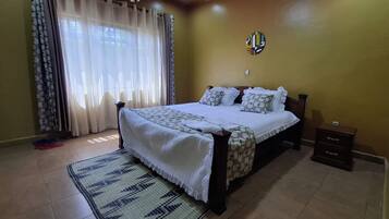 4 bedrooms, iron/ironing board, WiFi, bed sheets