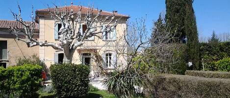 المنشأة من الخارج