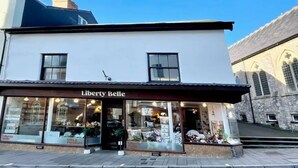 Un bâtiment à deux étages dont la façade porte l’inscription « Liberty Belle ».