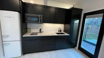 Geladeira, micro-ondas, fogão, cafeteira/chaleira