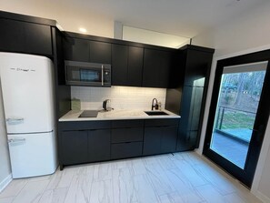 Fridge, microwave, oven, coffee/tea maker - The Enchanted Studio (Richmond)