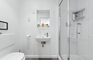 Shower, hair dryer, towels, soap - London Studio: Effortless City Living, Just Moments From the Tube. (London)