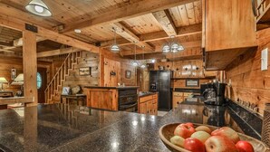 Eine Küche mit Holzwänden und einer Arbeitsplatte aus Granit.