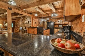Una cucina con pareti in legno e un piano di lavoro in granito.