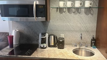 Refrigerador con freezer, microondas, tostadora, utensilios de cocina