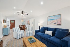 Smart TV - Walk to Beach, Golf & Restaurants, Screened Porch, Ping Pong Table, Heart of IOP (Isle of Palms)