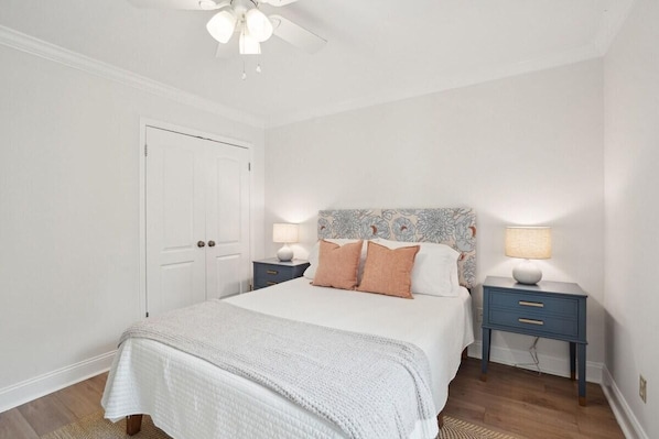 3 habitaciones, tabla de planchar con plancha, internet y ropa de cama