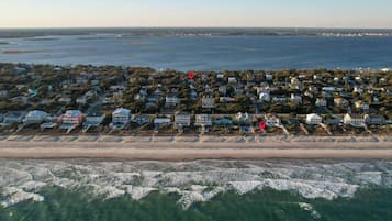 Plage à proximité, chaises longues, serviettes de plage