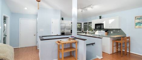 Frigorifero, microonde, forno, piano cottura