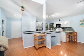 Fridge, microwave, oven, stovetop - Point Oasis|Golf Cart·The Point Beach·Sleeps 7·EI (Emerald Isle)