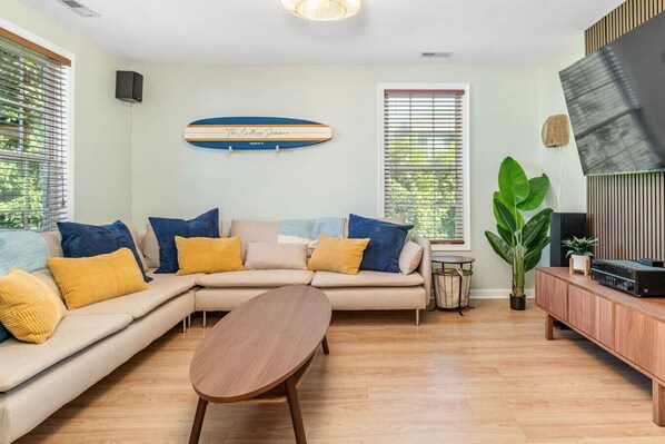 Téléviseur connecté, jeux vidéo, table de ping-pong, chaîne audio