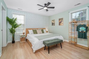 3 chambres, bureau, fer et planche à repasser, lit de bébé portatif