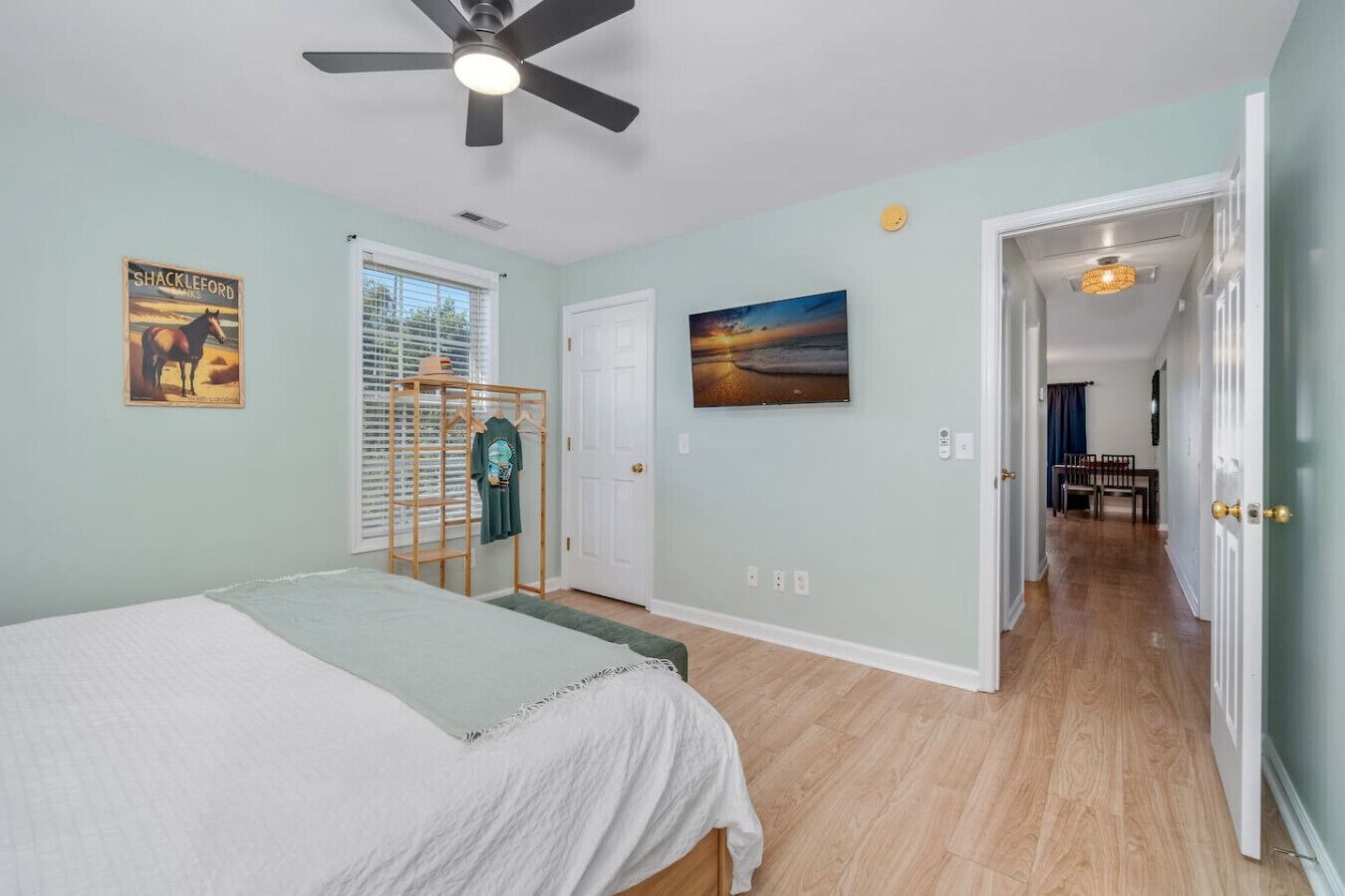 3 habitaciones, escritorio y tabla de planchar con plancha 