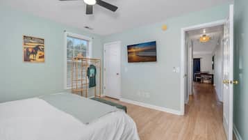 3 habitaciones, escritorio y tabla de planchar con plancha