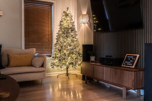 TV connectée, jeux vidéo, table de tennis de table, chaîne hi-fi