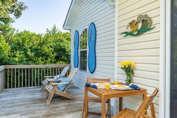 Outdoor dining - Golf Cart~VIP Beach Access~Family Fun~ Relax&Play! (Emerald Isle)