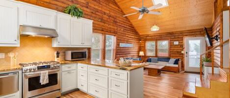 ثلاجة، ميكروويف، فرن، موقد طهي مسطح