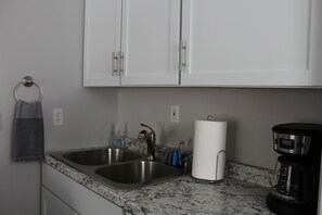 Microwave, cookware/dishes/utensils