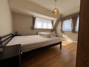 4 habitaciones, muebles diferentes y tabla de planchar con plancha 