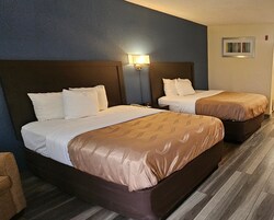 Espacio para trabajar con laptop y tabla de planchar con plancha 