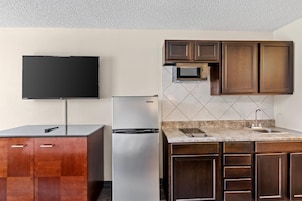 Standard Room, 1 King Bed, Non Smoking, Kitchen | Laptop workspace, iron/ironing board, WiFi (free)