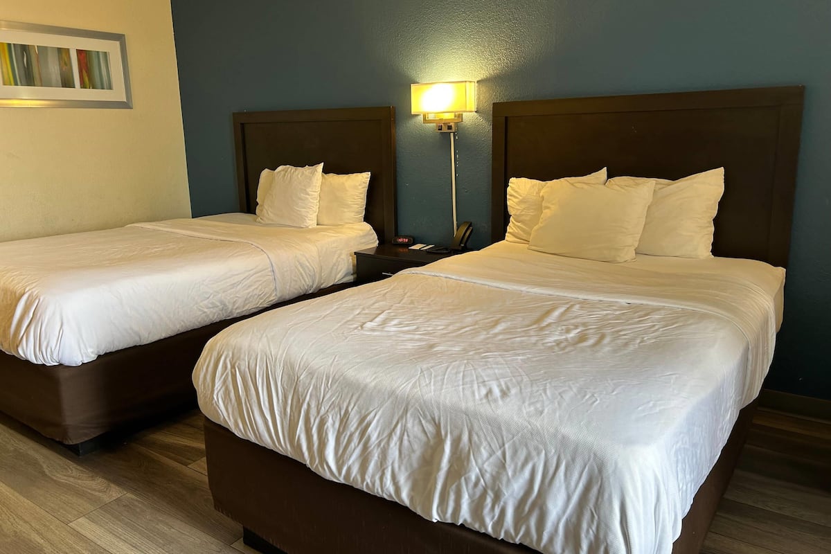 Laptop workspace, iron/ironing board, free WiFi