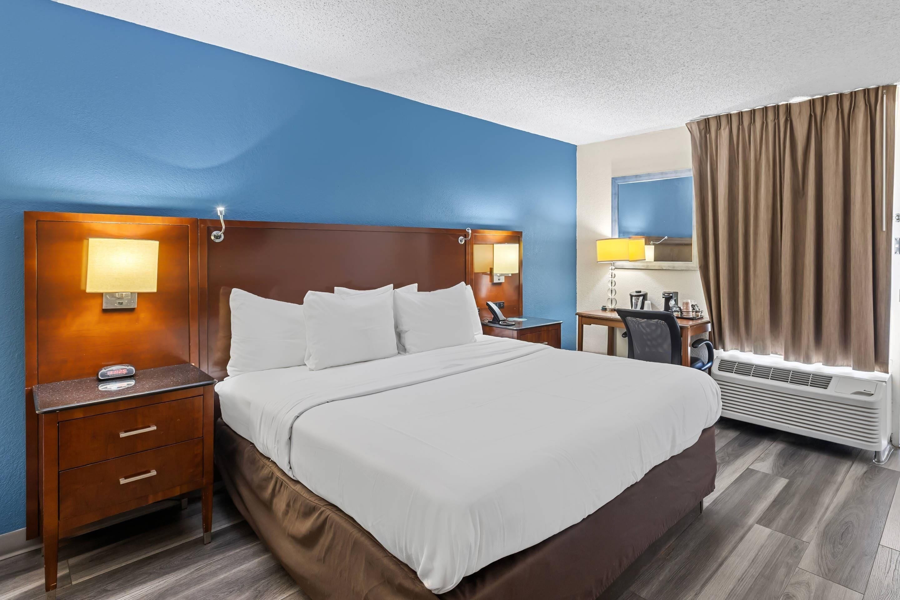 Room, 1 King Bed, Accessible, Non Smoking | Laptop workspace, iron/ironing board, WiFi (free)