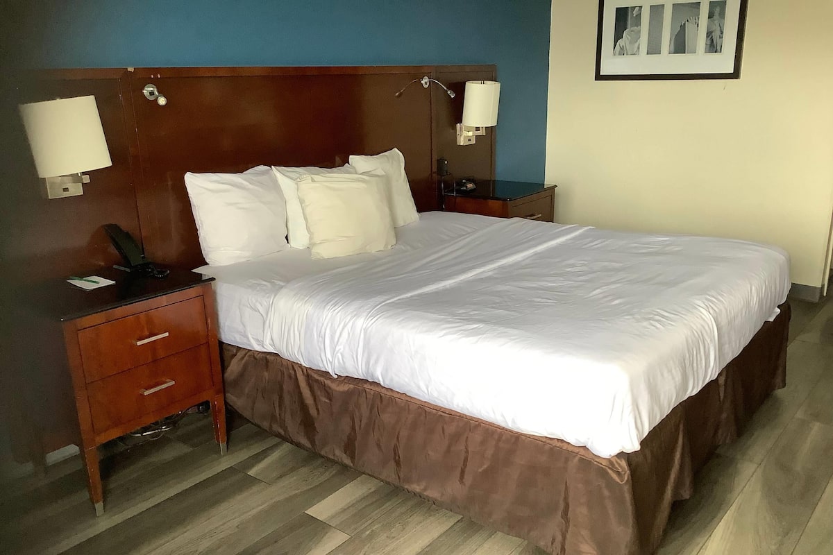 Laptop workspace, iron/ironing board, free WiFi