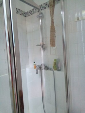 Douche, sèche-cheveux, serviettes fournies, savon