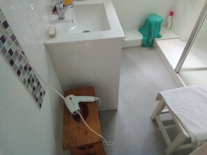 Suihku, hiustenkuivaaja, pyyhkeet, saippua