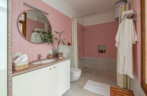 Shower, jetted bath, hair dryer, towels