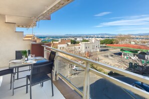 Apartment | Outdoor dining - Apartment in Roses by the Waterfront (Roses)