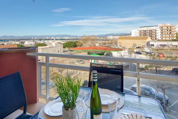Apartment | Outdoor dining - Apartment in Roses by the Waterfront (Roses)