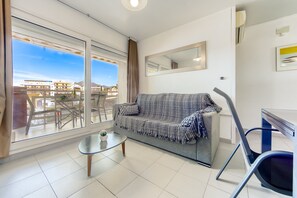 Apartment | Living area - Apartment in Roses by the Waterfront (Roses)