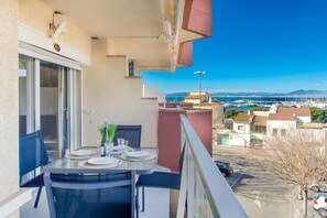 Apartment | Outdoor dining - Apartment in Roses by the Waterfront (Roses)