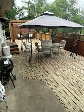 Outdoor dining. Family Friendly Cabin in Regina Beach