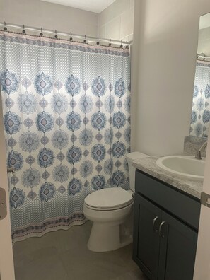 Douche, sèche-cheveux, serviettes fournies, savon