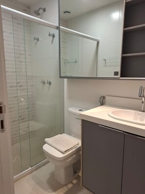 Dusche, Haartrockner, Handtücher