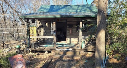Charming cabin in delightful Broken Arrow at wildlife sanctuary