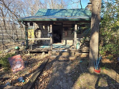 Charming cabin in delightful Broken Arrow at wildlife sanctuary