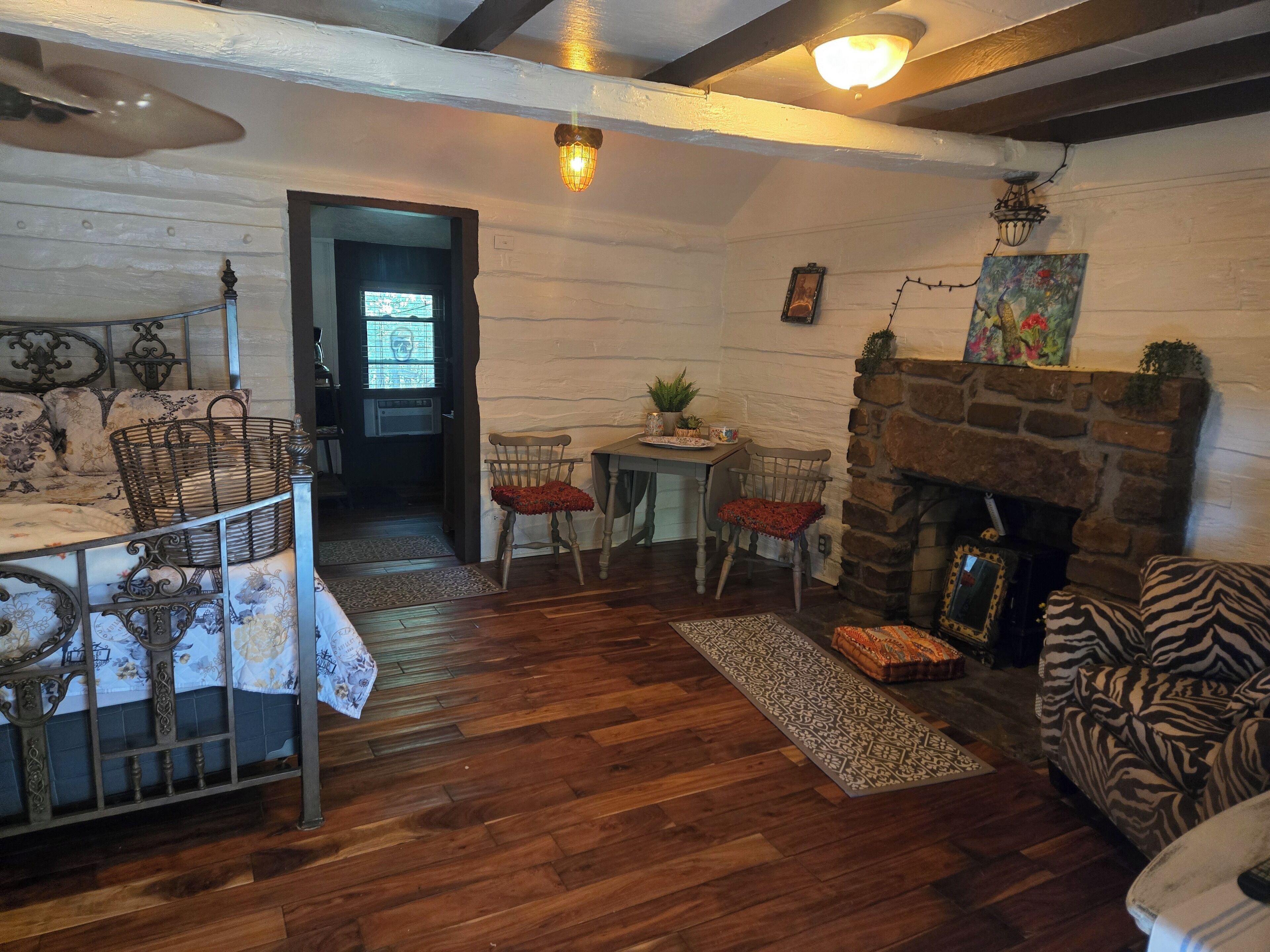 1 bedroom, bed sheets