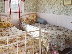 3 bedrooms, WiFi (free), bed sheets