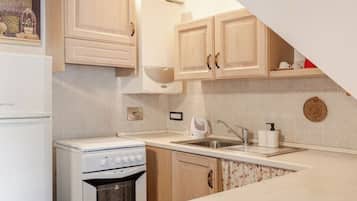 Fridge, oven, stovetop, coffee/tea maker