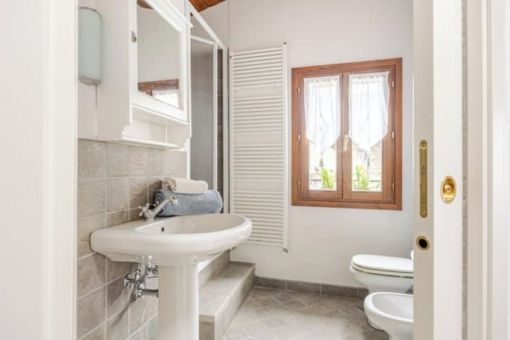 Doccia, bidet, asciugamani, carta igienica