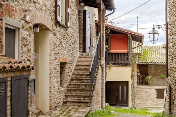 Exterior detail - Romantic Residence - Medieval Village Castello di Serravalle (Castello di Serravalle)
